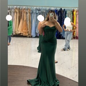 Elegant emerald green strapless dress